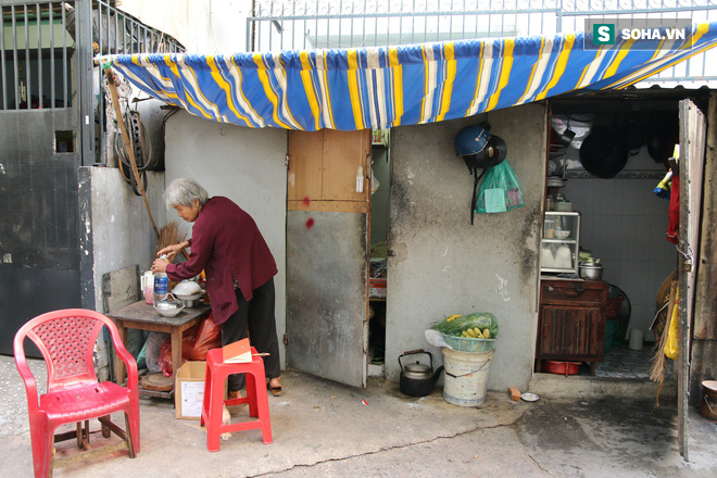 Cụ già bán chuối chiên nuôi chồng bại liệt: Có ít tiền thì sống theo cách của người ít tiền - Ảnh 1.