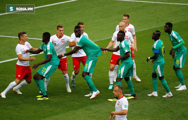 World Cup 2018: Cầu thủ kéo áo đồng đội để lừa trọng tài thổi penalty - Ảnh 1.