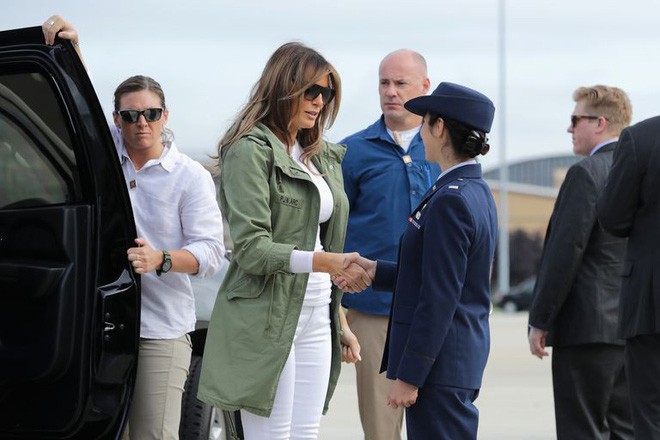 Diện áo khoác Zara, nhưng bà Melania Trump lại bị chỉ trích vì câu slogan đằng sau lưng áo - Ảnh 2.