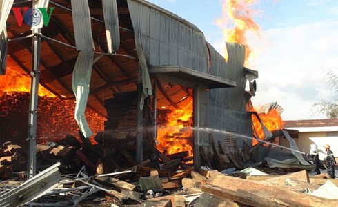 Cháy lớn kéo dài 5 tiếng tại kho chứa gỗ quý ở Quảng Bình - Ảnh 1.