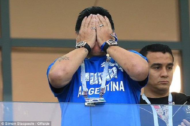 Trong trận thua của Argentina, vì sao Maradona lại đeo 2 chiếc đồng hồ giống hệt nhau? - Ảnh 2.