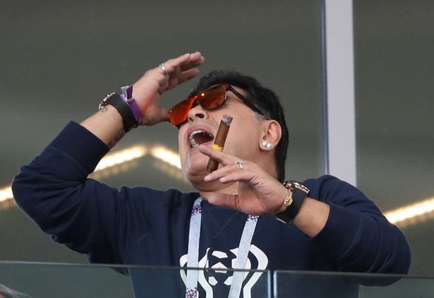 Trong trận thua của Argentina, vì sao Maradona lại đeo 2 chiếc đồng hồ giống hệt nhau? - Ảnh 3.