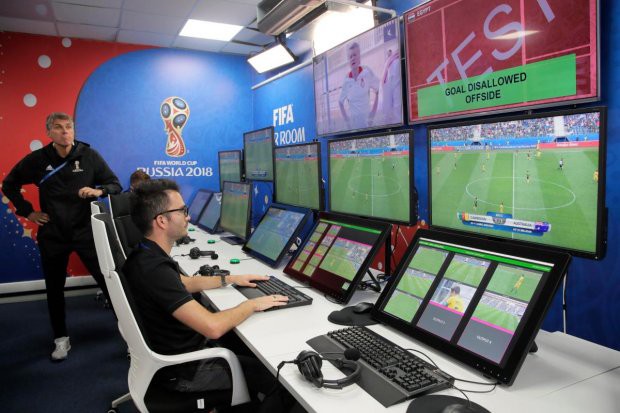 Giải mã động tác ra hiệu của các trọng tài khi muốn dùng công nghệ V.A.R tại World Cup 2018 - Ảnh 2.