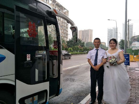 Tình cờ gặp nhau 3 lần trên một chuyến xe, tài xế bus kết hôn với nữ hành khách vì có duyên phận - Ảnh 1.