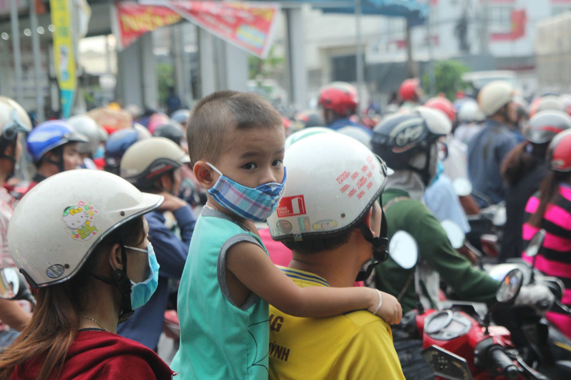 Hàng trăm phương tiện chôn chân trên đường, giao thông tê liệt - Ảnh 7.