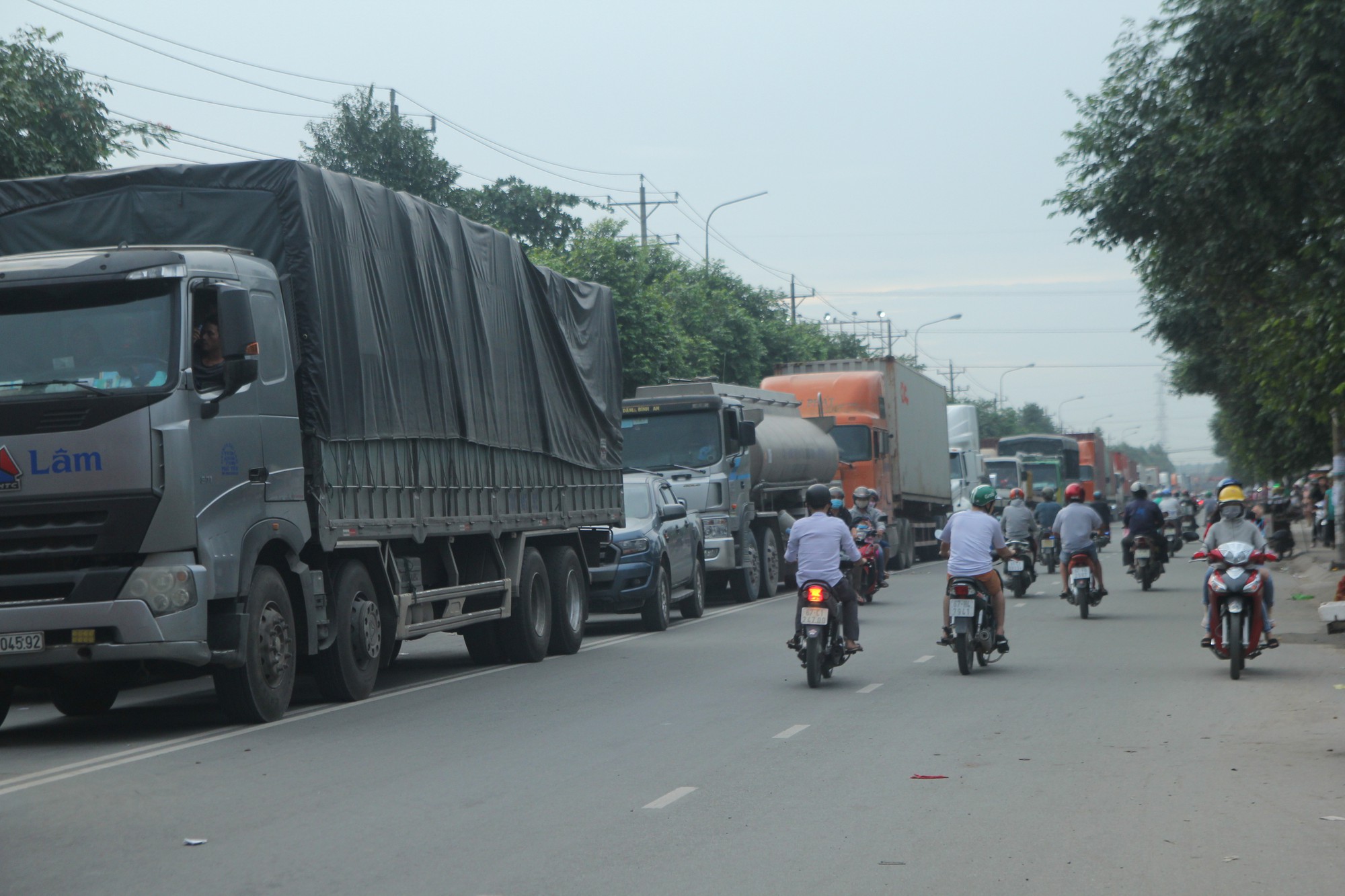 Hàng trăm phương tiện chôn chân trên đường, giao thông tê liệt - Ảnh 4.