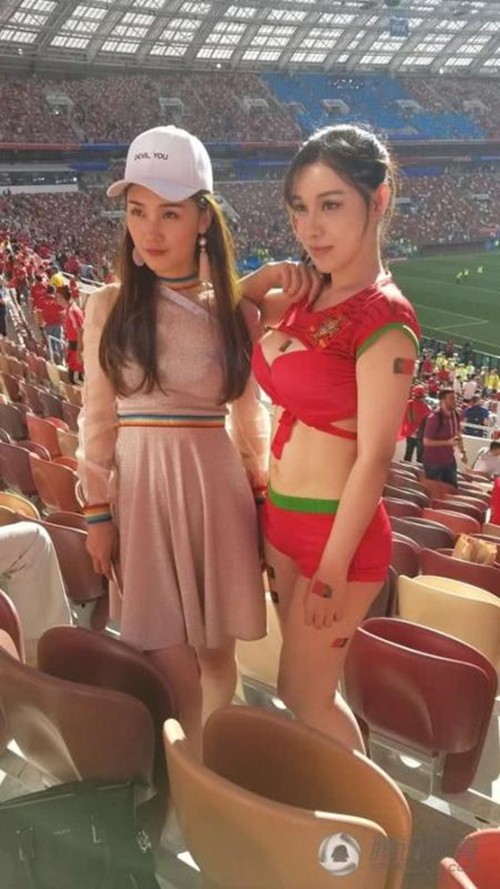 Hot girl Trung Quốc gây shock khi mặc trang phục táo bạo chụp ảnh trong SVĐ World Cup - Ảnh 3.