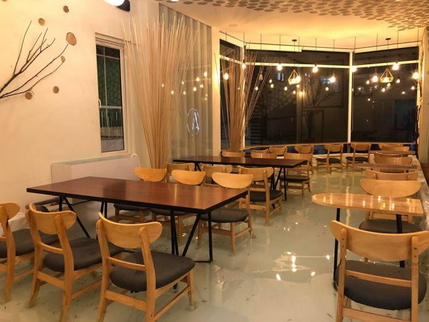 Xuất hiện quán cafe hồ cá gây tranh cãi dữ dội khi để khách vừa ngâm chân trong nước, vừa ngắm cá bơi lội tung tăng - Ảnh 1.