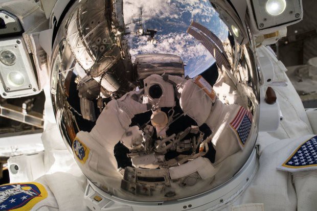 7 tấm hình selfie ấn tượng được thực hiện ngoài vũ trụ khiến ai cũng cảm thấy ghen tị - Ảnh 3.