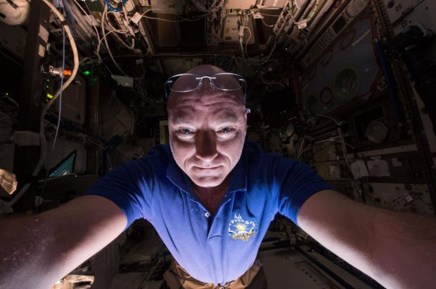 7 tấm hình selfie ấn tượng được thực hiện ngoài vũ trụ khiến ai cũng cảm thấy ghen tị - Ảnh 7.