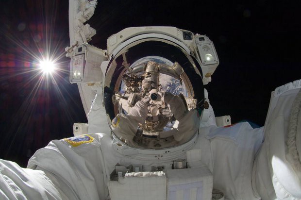 7 tấm hình selfie ấn tượng được thực hiện ngoài vũ trụ khiến ai cũng cảm thấy ghen tị - Ảnh 8.
