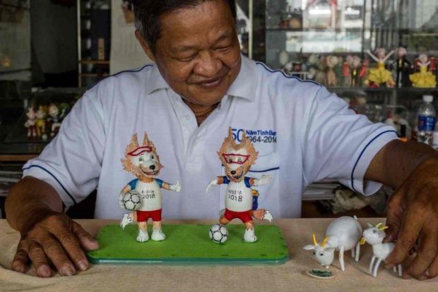 Người đàn ông Việt Nam tự tay làm linh vật World Cup từ vỏ trứng trên báo nước ngoài - Ảnh 1.