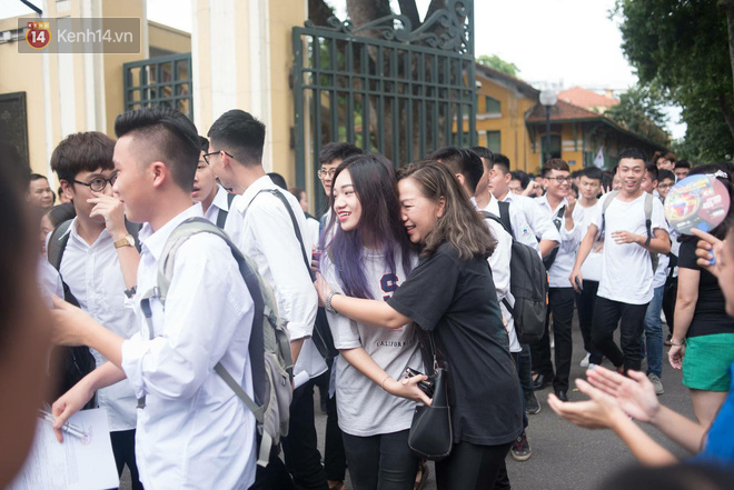 Cổng trường Chu Văn An đúng giờ mới mở, thí sinh sà vào vòng tay bố mẹ trong cảm xúc khó tả - Ảnh 1.