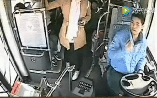Tức giận vì bị tài xế nhắc nhở, cô gái trẻ liền đạp chân phanh xe bus đang chạy khiến hành khách hoảng loạn - Ảnh 2.
