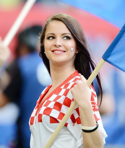 Hình ảnh các CĐV nữ xinh đẹp trên khán đài cổ vũ World Cup khiến người ta phải ùn ùn kéo đến Nga! - Ảnh 2.