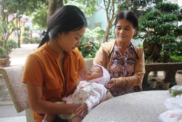 Mẹ bỉm sữa địu con 3 tháng tuổi vượt hơn 100 km đi thi, nuôi ước mơ trở thành cô giáo - Ảnh 1.