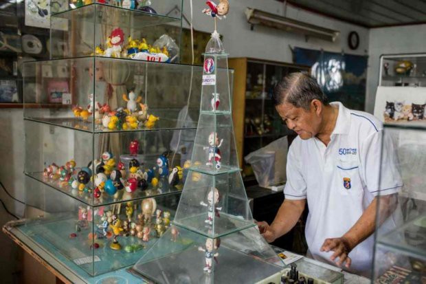 Người đàn ông Việt Nam tự tay làm linh vật World Cup từ vỏ trứng trên báo nước ngoài - Ảnh 5.