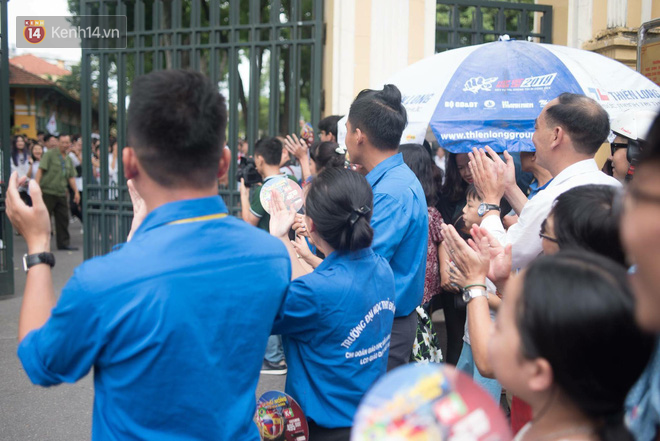 Cổng trường Chu Văn An đúng giờ mới mở, thí sinh sà vào vòng tay bố mẹ trong cảm xúc khó tả - Ảnh 5.