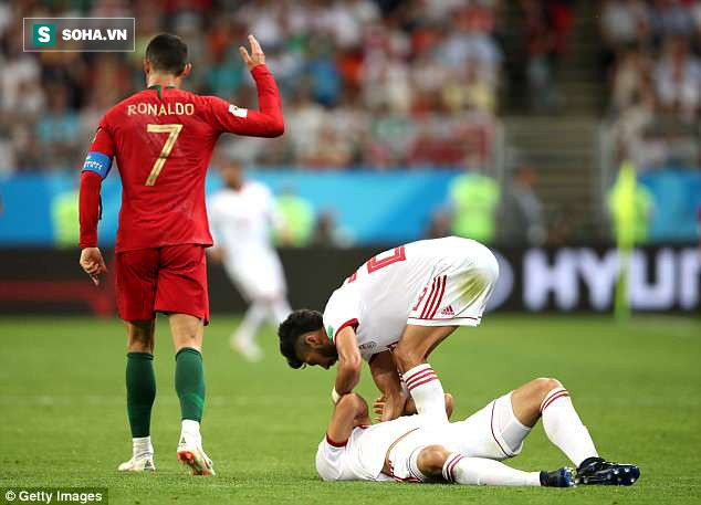 Tranh cãi gay gắt quanh tình huống Ronaldo thoát thẻ đỏ trực tiếp nhờ VAR