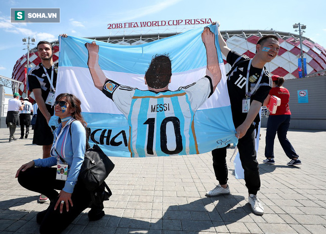 Hãy thả cậu bé ra nào, Messi! - Ảnh 1.