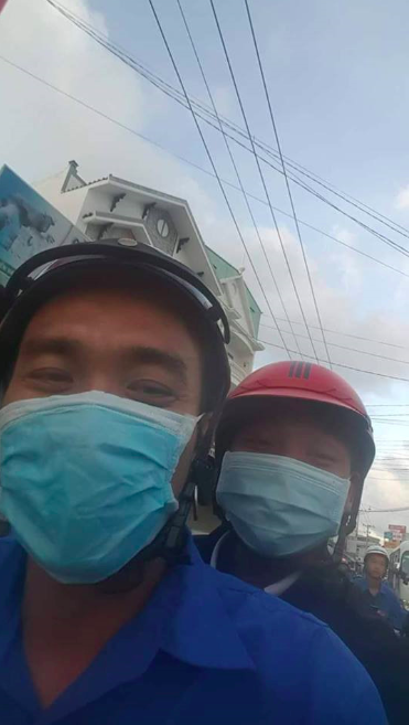 Sát giờ thi nhưng học sinh chưa đến, thầy giáo ở Kiên Giang chạy xe đến tận nhà để đón học trò - Ảnh 1.