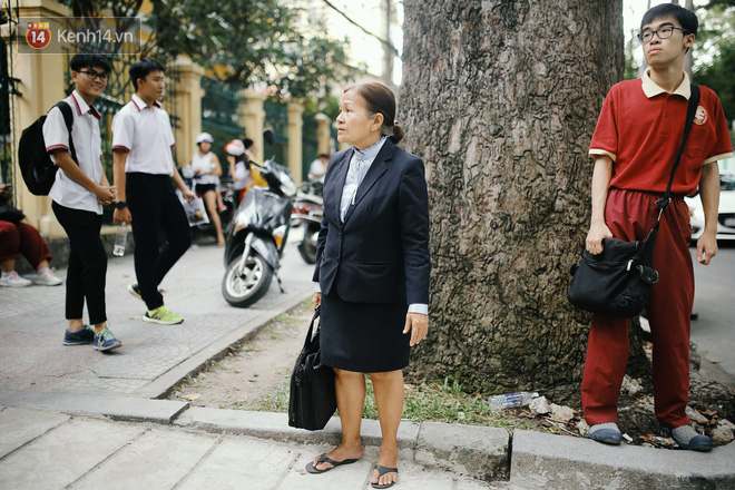 Mặc đầm dạ hội, đi sneaker: Phong cách sang chảnh mà tiện lợi | Harper's  Bazaar