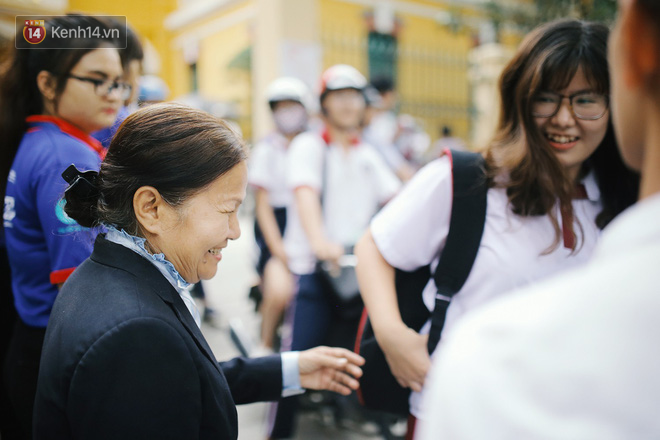 Cô giáo 67 tuổi mặc vest mang dép lê, 10 năm đứng chờ sĩ tử Sài Gòn: Không lập gia đình, cưng học sinh như con cháu - Ảnh 5.
