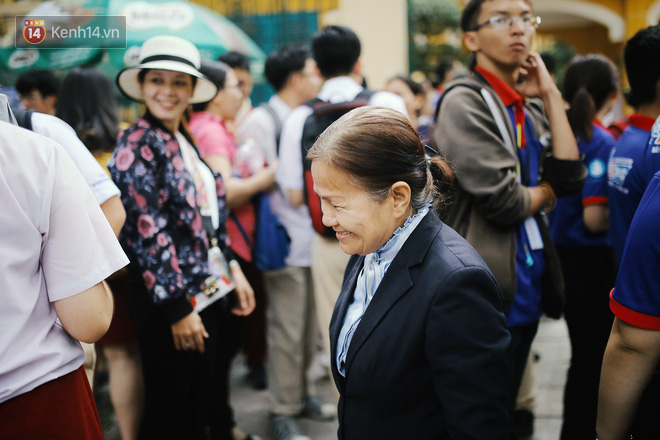 Cô giáo 67 tuổi mặc vest mang dép lê, 10 năm đứng chờ sĩ tử Sài Gòn: Không lập gia đình, cưng học sinh như con cháu - Ảnh 8.