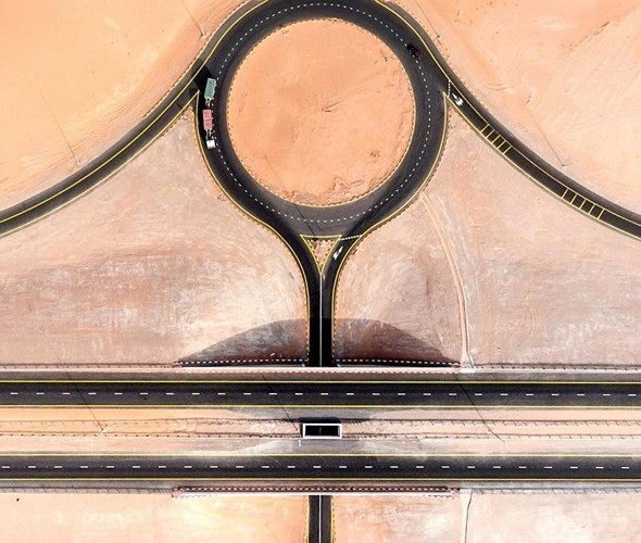 Ngỡ ngàng trước cảnh các con đường UAE ngập chìm trong cát sa mạc - Ảnh 9.
