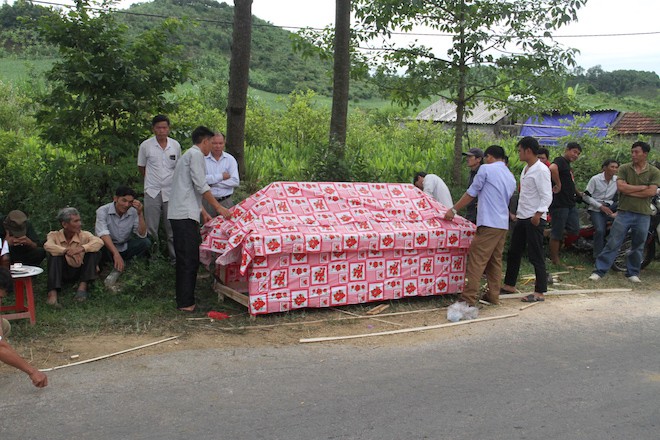 Điện giật 7 người cùng họ hàng thương vong: Đại tang xóm nghèo, mẹ già con nhỏ sống sao đây! - Ảnh 2.