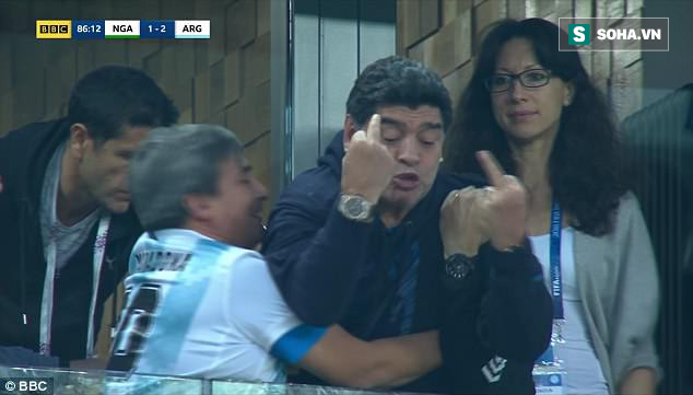 Maradona lại nhận gạch đá vì hành vi phản cảm - Ảnh 1.