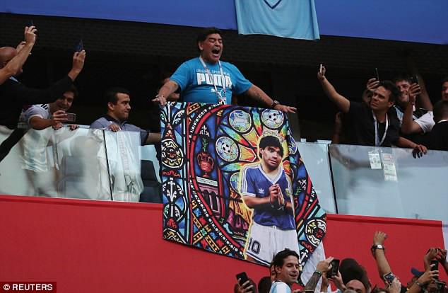 Nóng: Maradona nhập viện khẩn cấp ngay sau chiến thắng kịch tính của Argentina - Ảnh 8.