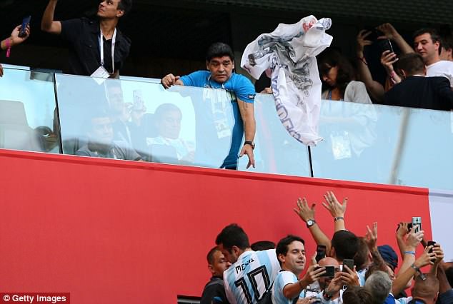 Nóng: Maradona nhập viện khẩn cấp ngay sau chiến thắng kịch tính của Argentina - Ảnh 16.