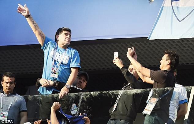 Nóng: Maradona nhập viện khẩn cấp ngay sau chiến thắng kịch tính của Argentina - Ảnh 18.