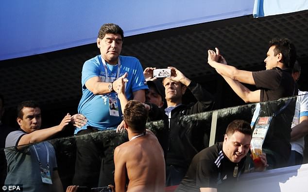 Nóng: Maradona nhập viện khẩn cấp ngay sau chiến thắng kịch tính của Argentina - Ảnh 17.