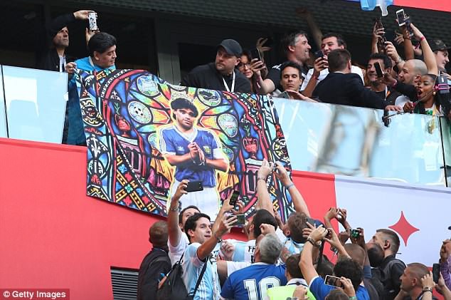 Nóng: Maradona nhập viện khẩn cấp ngay sau chiến thắng kịch tính của Argentina - Ảnh 9.