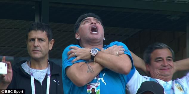 Nóng: Maradona nhập viện khẩn cấp ngay sau chiến thắng kịch tính của Argentina - Ảnh 10.