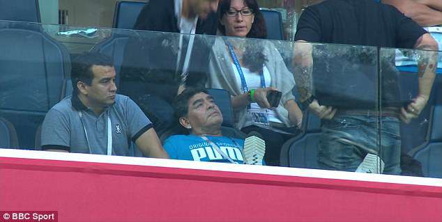 Nóng: Maradona nhập viện khẩn cấp ngay sau chiến thắng kịch tính của Argentina - Ảnh 14.