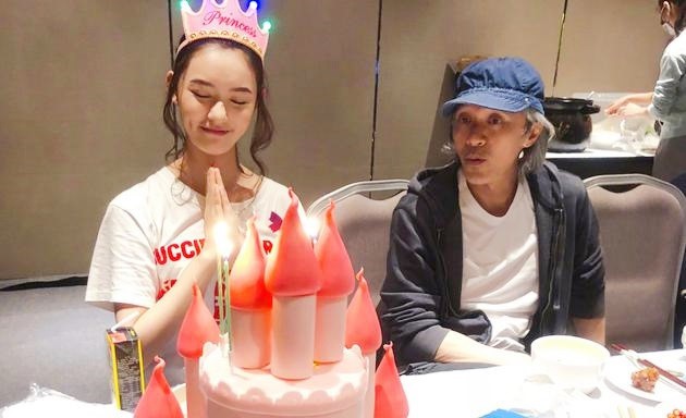 Sinh nhật cô đơn của vua hài Châu Tinh Trì:  Các mỹ nhân quay lưng và lời chúc từ hai gái hư - Ảnh 1.