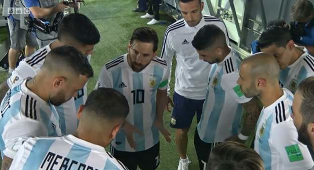 Bức ảnh gây sốt: Messi nói, dàn sao Argentina vây quanh lắng nghe - Ảnh 1.