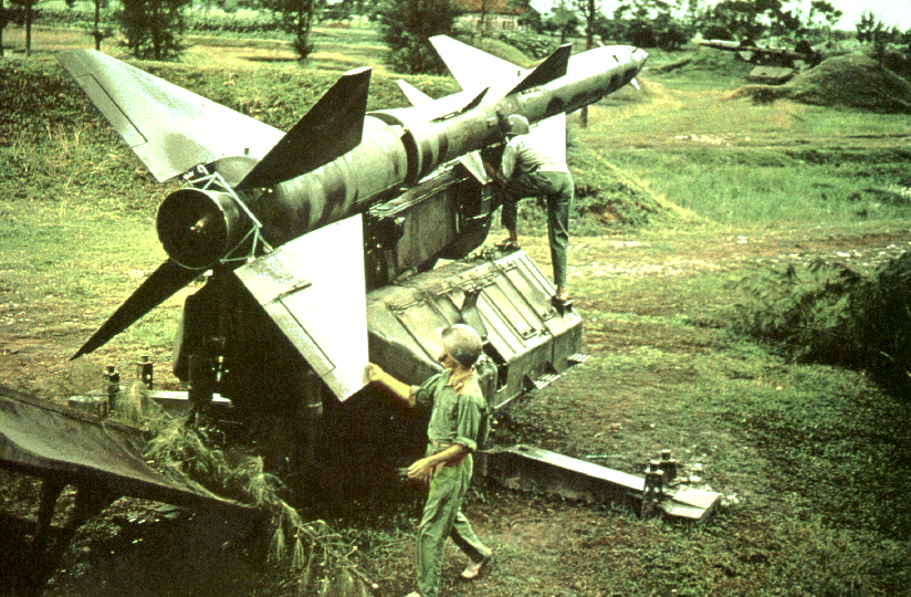 Phát bắn thần kỳ của tên lửa Việt Nam: Phục kích diệt Trung tâm điện tử di động EB-66 - Ảnh 4.