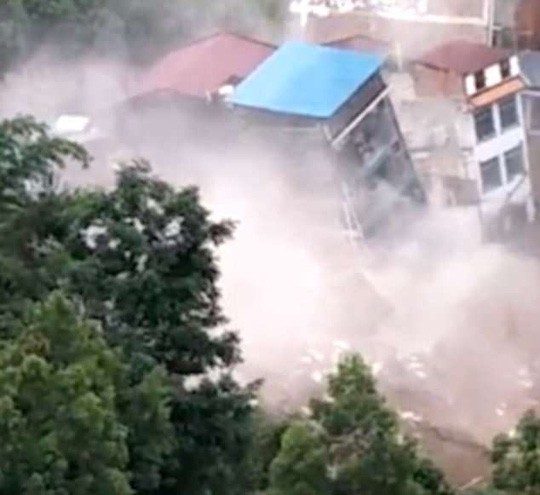 Khủng khiếp cảnh nhà 6 tầng bị mưa lũ kéo đổ trong chớp mắt ở Trung Quốc - Ảnh 2.