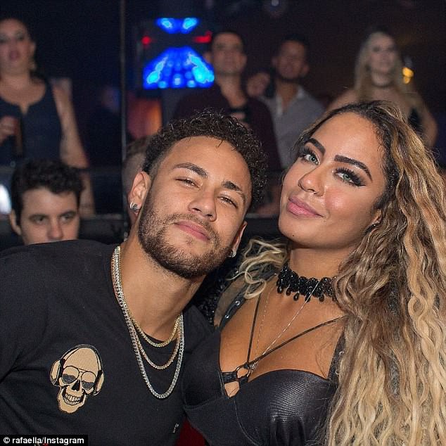 Em gái xinh đẹp của Neymar gặp sự cố khi ăn mừng anh trai ghi bàn - Ảnh 5.