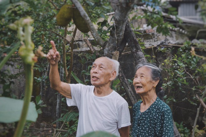 Hoá ra tuổi tác chẳng ảnh hưởng gì đến sự lãng mạn cả, ông bà ta vẫn tình như cái bình thế này mà! - Ảnh 4.