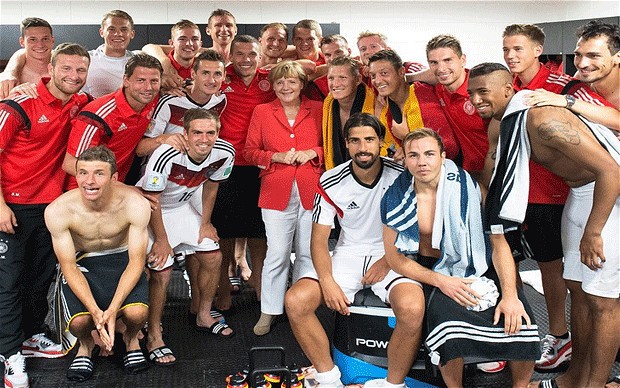 Thủ tướng Angela Merkel nói với robot: “Chúng ta rất buồn khi Đức bị loại khỏi World Cup” - Ảnh 1.