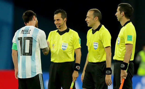 Thêm bức ảnh cho thấy khả năng tiên tri của Messi: Cười rất tươi khi đứng cạnh Rojo và trọng tài - Ảnh 2.