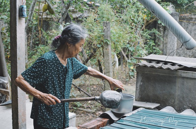 Hoá ra tuổi tác chẳng ảnh hưởng gì đến sự lãng mạn cả, ông bà ta vẫn tình như cái bình thế này mà! - Ảnh 14.