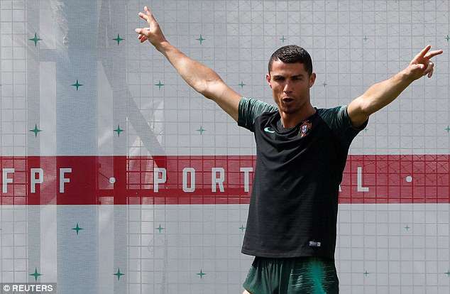 Cris Ronaldo cười không ngớt, tự tin khoe đùi trong buổi tập của Bồ Đào Nha - Ảnh 2.