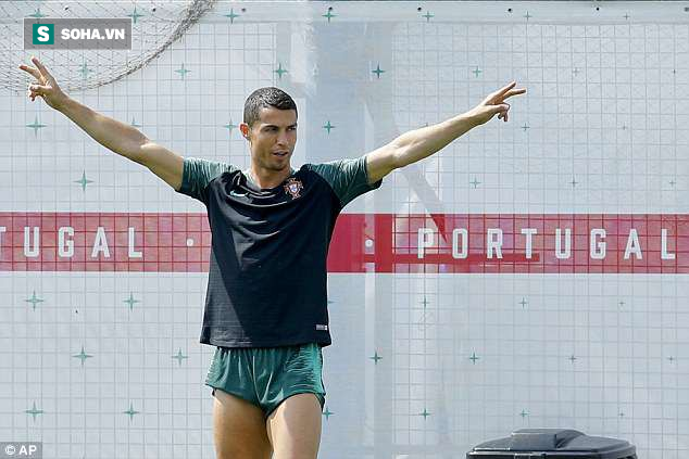 Cris Ronaldo cười không ngớt, tự tin khoe đùi trong buổi tập của Bồ Đào Nha - Ảnh 1.
