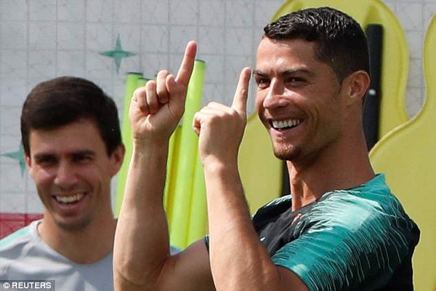 Cris Ronaldo cười không ngớt, tự tin khoe đùi trong buổi tập của Bồ Đào Nha - Ảnh 4.
